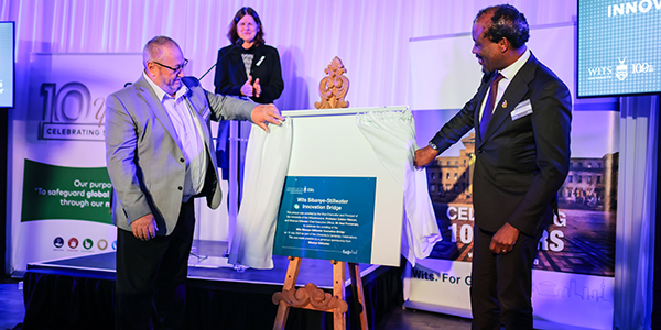 Sibanye Stillwater CEO Neal Froneman and Wits Vice-Chancellor and Principal Professor Zeblon Vilakazi unveil the revamped Innovation Bridge plaque with Prof Lynn Morris DVC Research and Innovation observes.